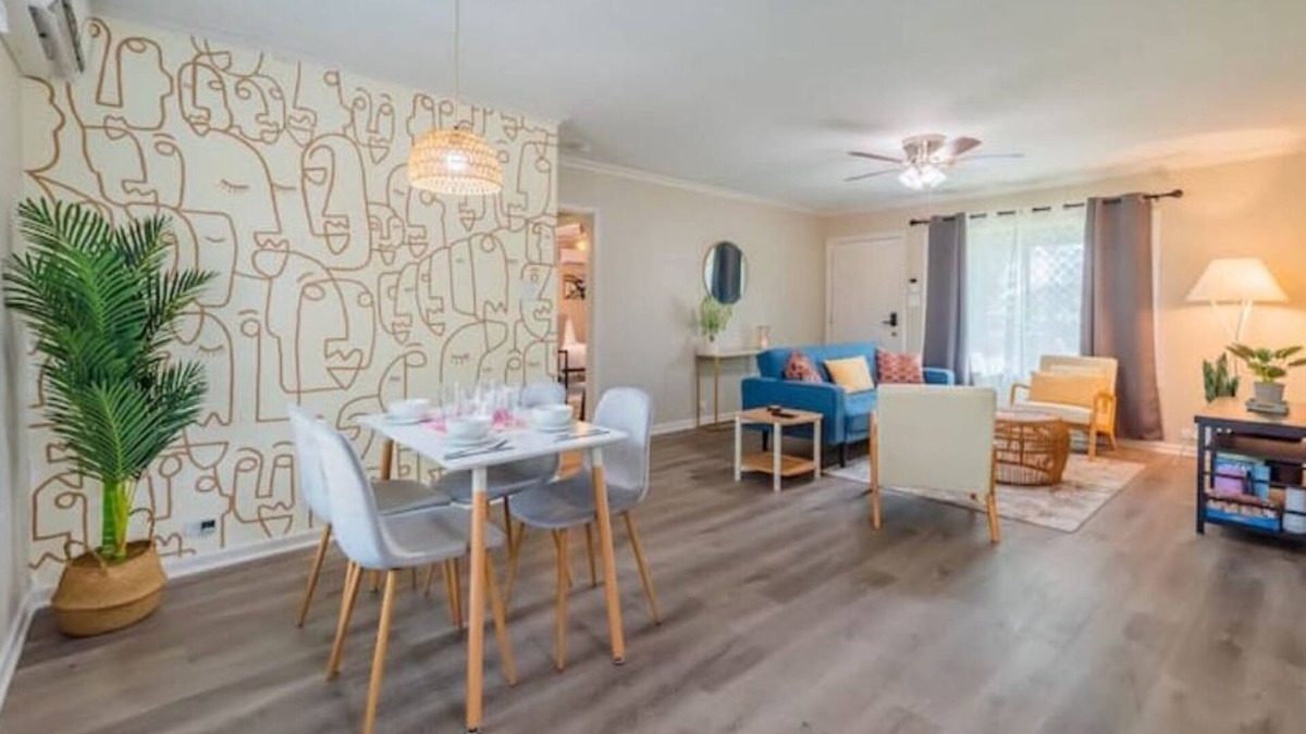 North San Antonio - SAT House | Cozy 2 bed near Downtown with backyard & firepit