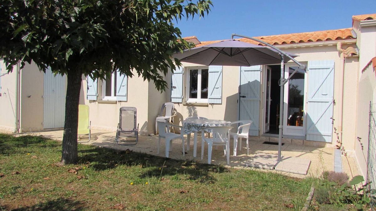 La Bree-les-Bains House | Cozy 2-Bedroom House with Garden, Near Beach and Market, Free WiFi, Sleeps 5
