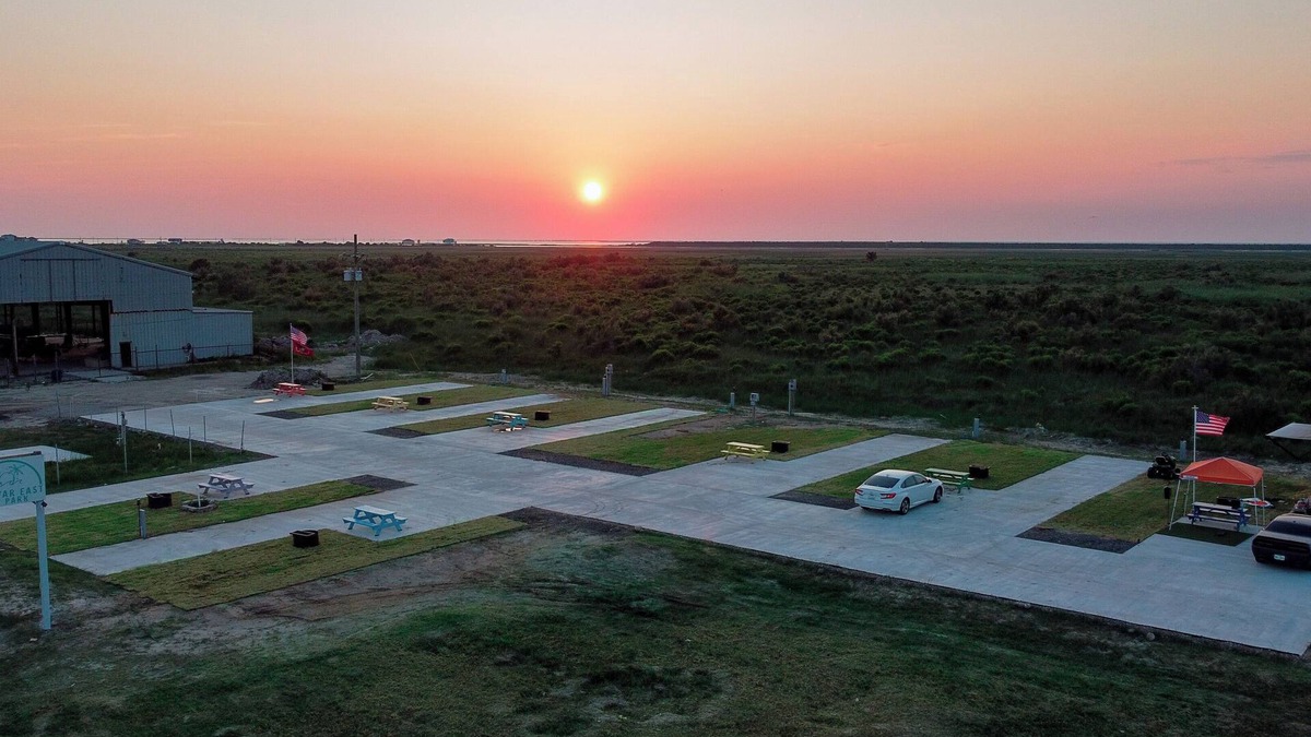 Port Bolivar House | Cozy 2-bedroom RV ACROSS FROM THE BEACH in Terrific Bolivar Peninsula w/WiFi, AC