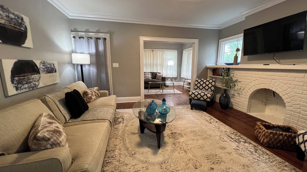 Cleveland Apartment | Cozy 2 bedroom apartment Apt Near Cleveland Clinic/CWRU/UH & Great hangouts