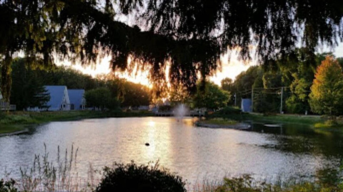 Stevensville House | Cozy 2 bedroom 1.5 bath Lake House Cabin