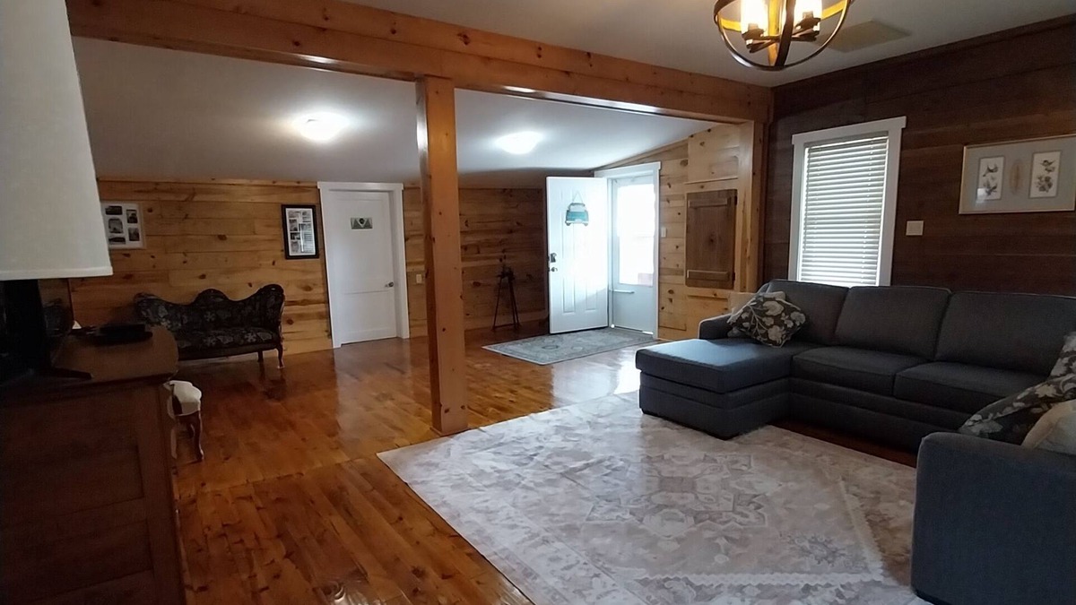 Saint Francis House | Cozy 2 bedroom 1,700 square ft home. Sleeps 5. Directly on the KY Bourbon Trail