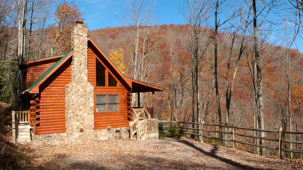 Maggie Valley Cabin | Cozy 2 Bedroom 2 Bath Log Cabin-Pet Friendly, Fenced Yard, Views & Firepit