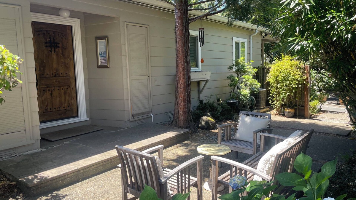 Claremont House | Cozy 2-bedroom 2- bathroom house with beautiful garden/great location!