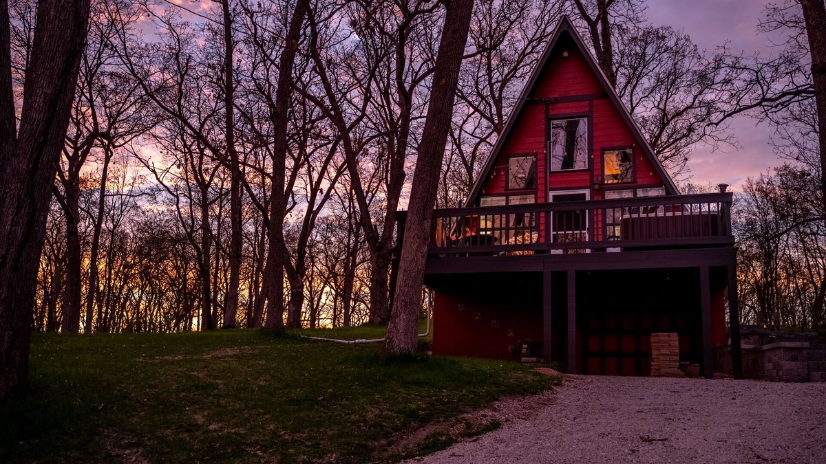 Como Cabin | Cozy 2-bedroom Aframe in charming Lake Geneva with a hot tub and fireplace