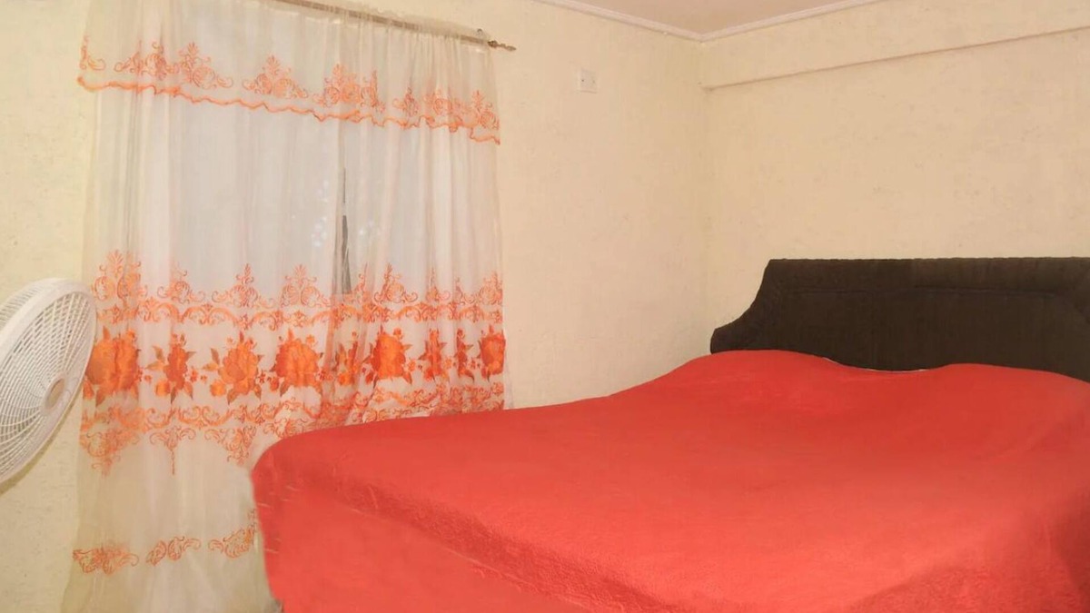 Maynards House | Cozy 2 bedroom air conditioned 1 bathroom apartment with swimming pool .