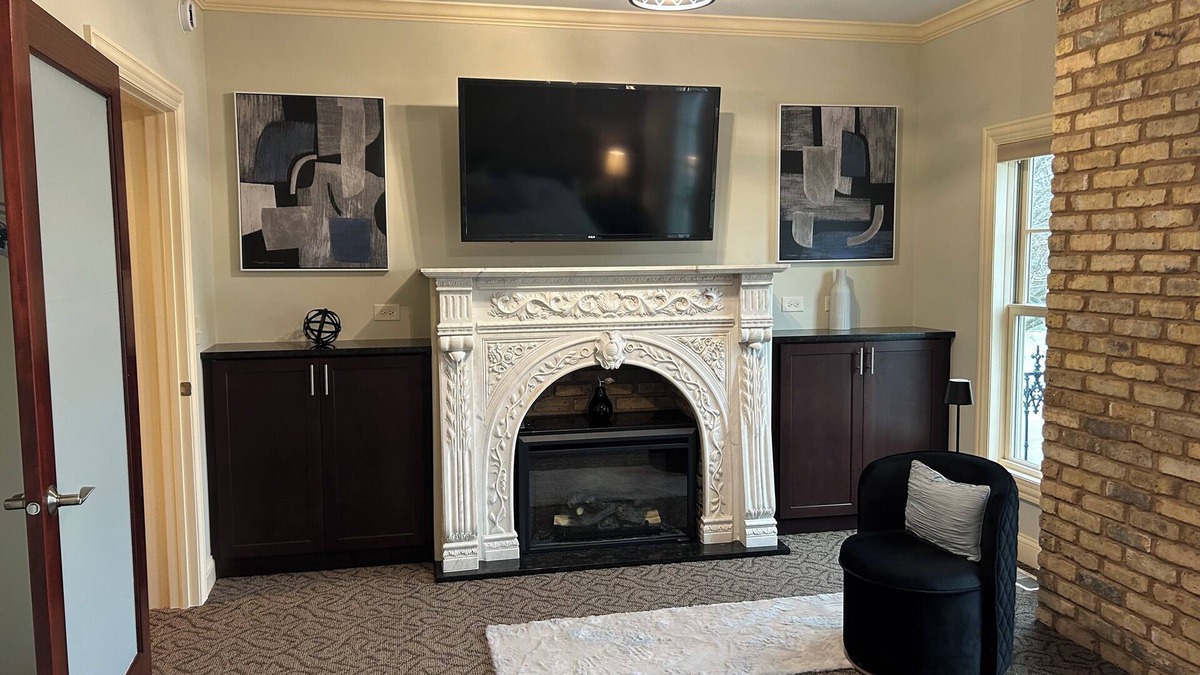 East Dundee Apartment | Cozy 2-bedroom apartment situated in the heart of quaint East Dundee