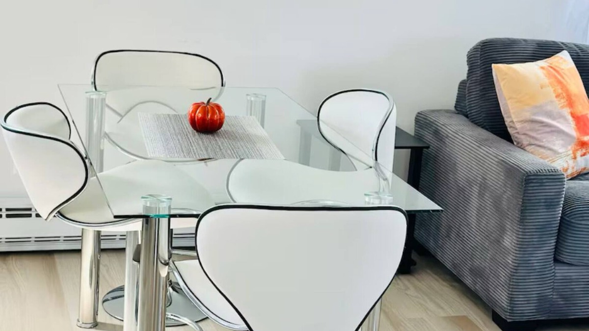 Springfield Apartment | Cozy 2-bedroom apartment,conveniently located next to major stores & boston road