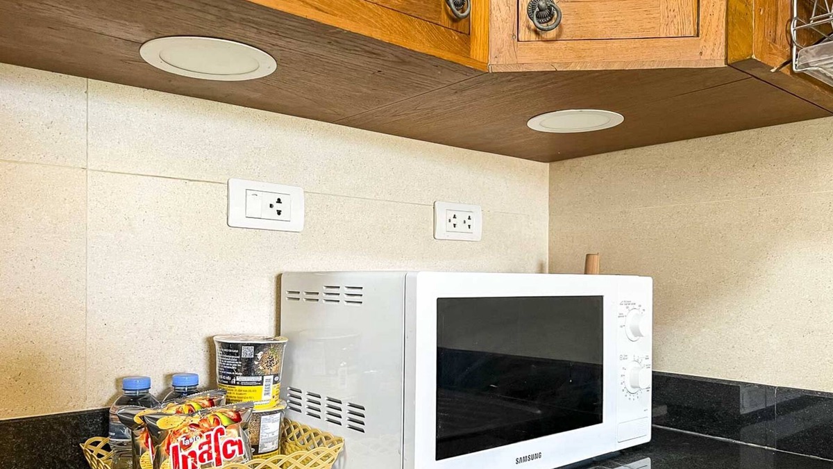 Wat Ket Apartment | Cozy 2-bedroom apartment with Balcony and Pool near Train Station