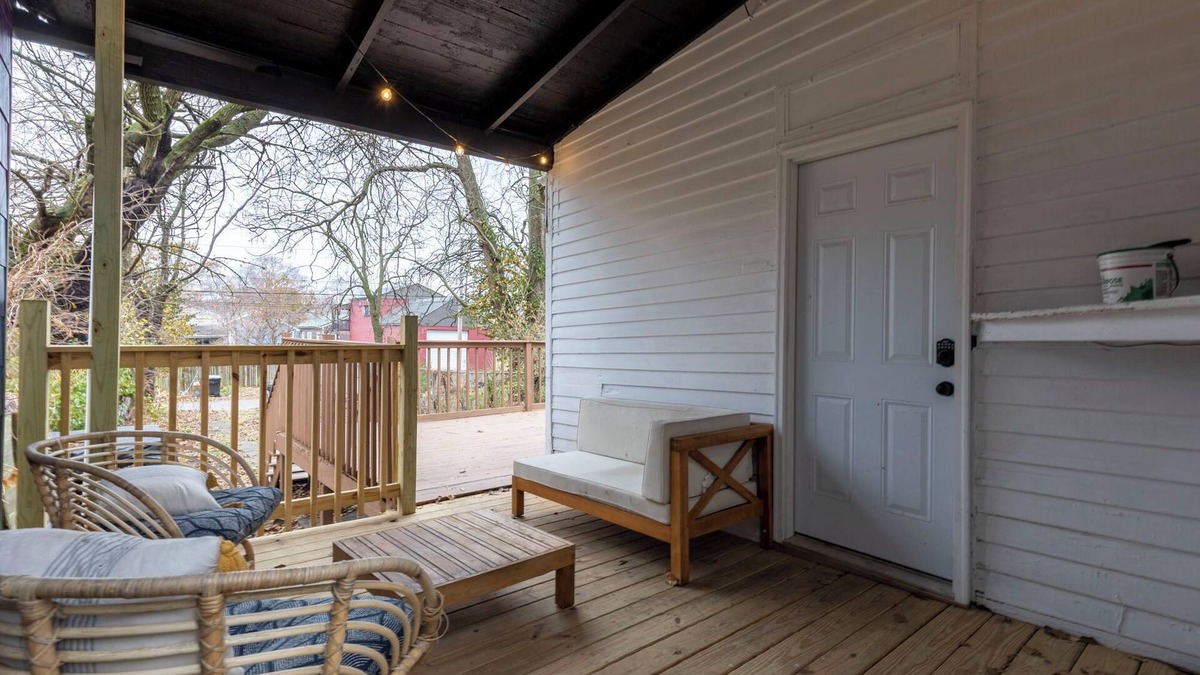 Smoketown Jackson Apartment | Cozy 2-bedroom apartment in adorable Downtown Louisville with WiFi, AC