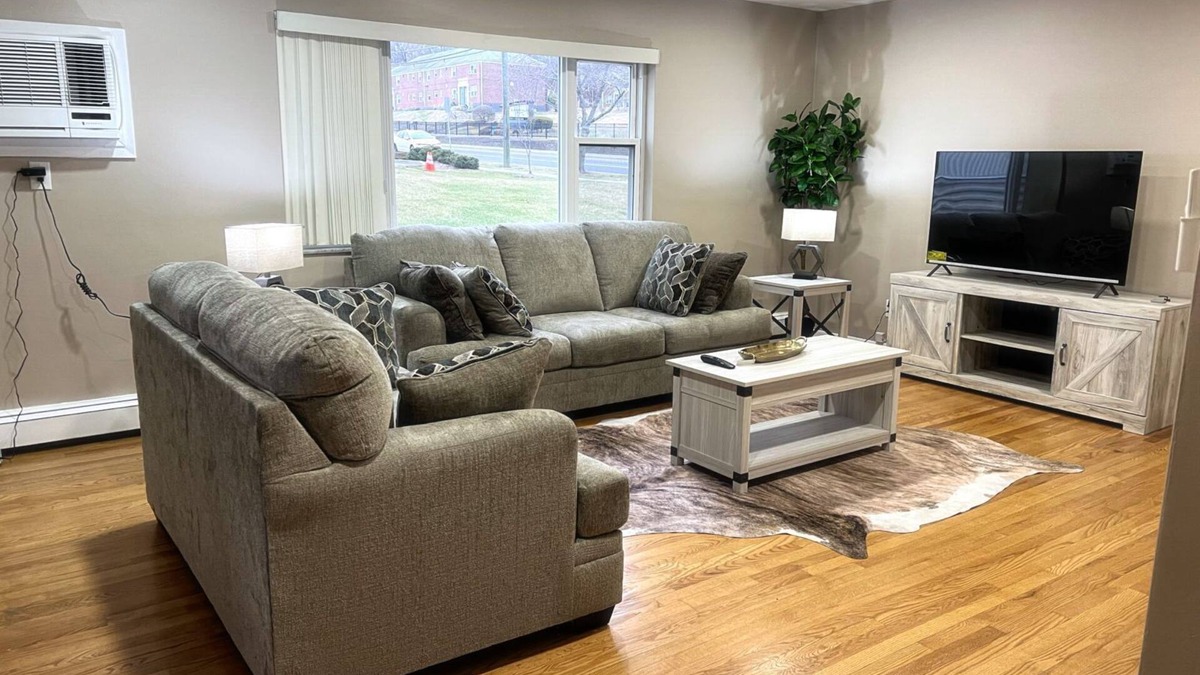 Ridgefield Apartment | Cozy 2-bedroom apartment 20 mins to NYC with WiFi, AC