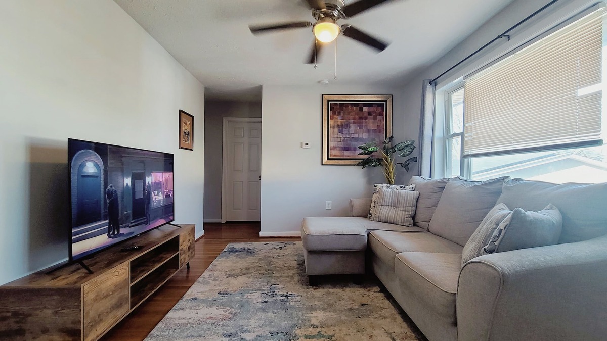 Lexington Apartment | Cozy 2-bedroom apartment with WiFi, AC, walk to UK Campus/Hospital, near St. Joe