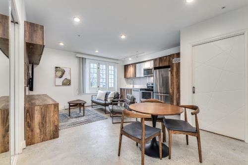 Downtown Vancouver Apartment | Cozy 2 Bedroom Apartment