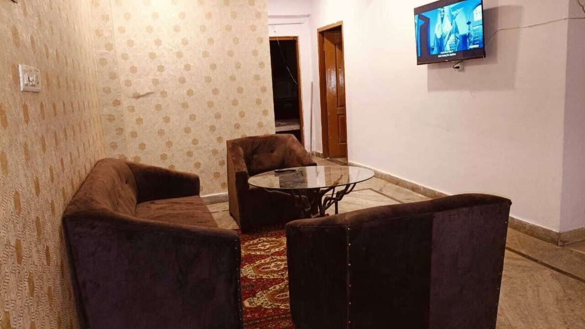 Indira Nagar Apartment | Cozy 2-bedroom apartment in tranquil Lucknow with WiFi, AC
