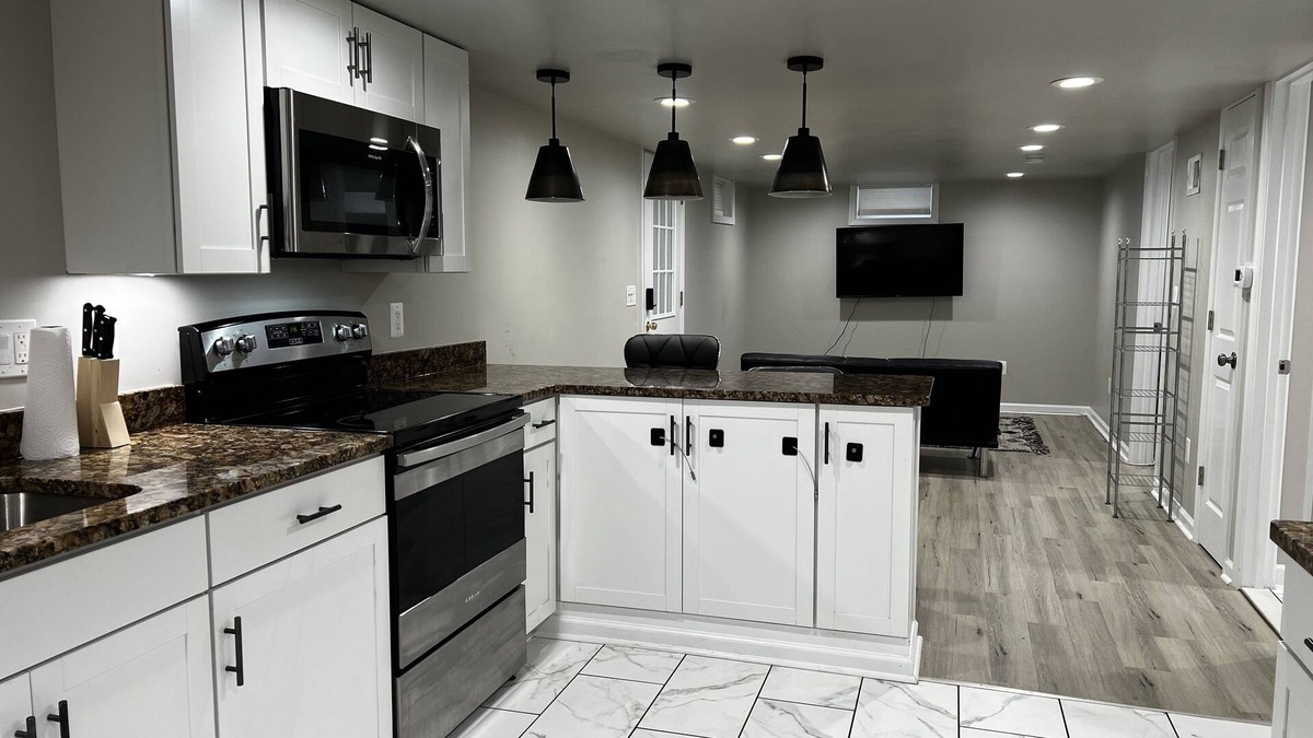 Essex Apartment | Cozy 2 bedroom apartment w/free parking