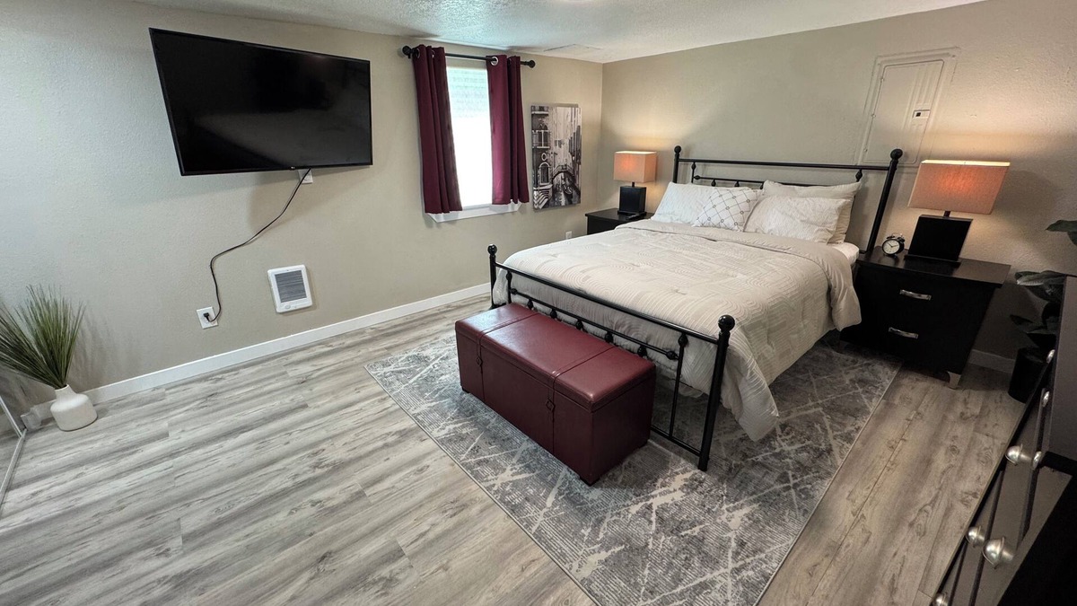 McLoughlin Apartment | Cozy 2-bedroom basement ADU in charming Oregon City with WiFi & AC