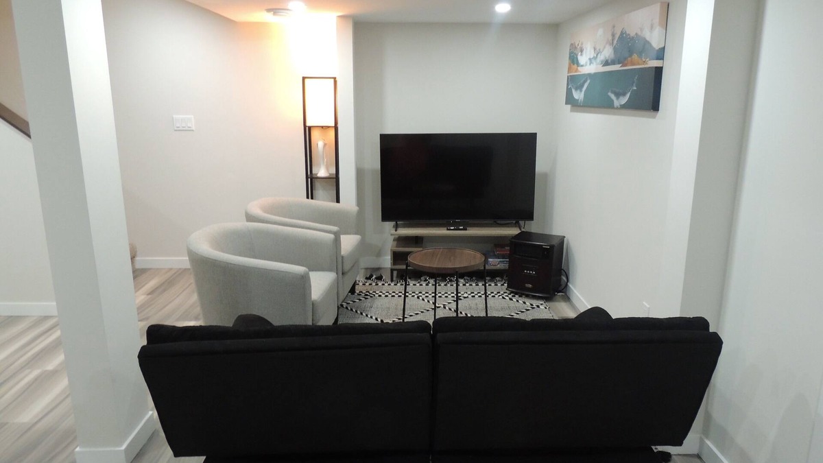 Winnipeg House | Cozy 2-Bedroom basement Suite with Private entrance South Winnipeg.