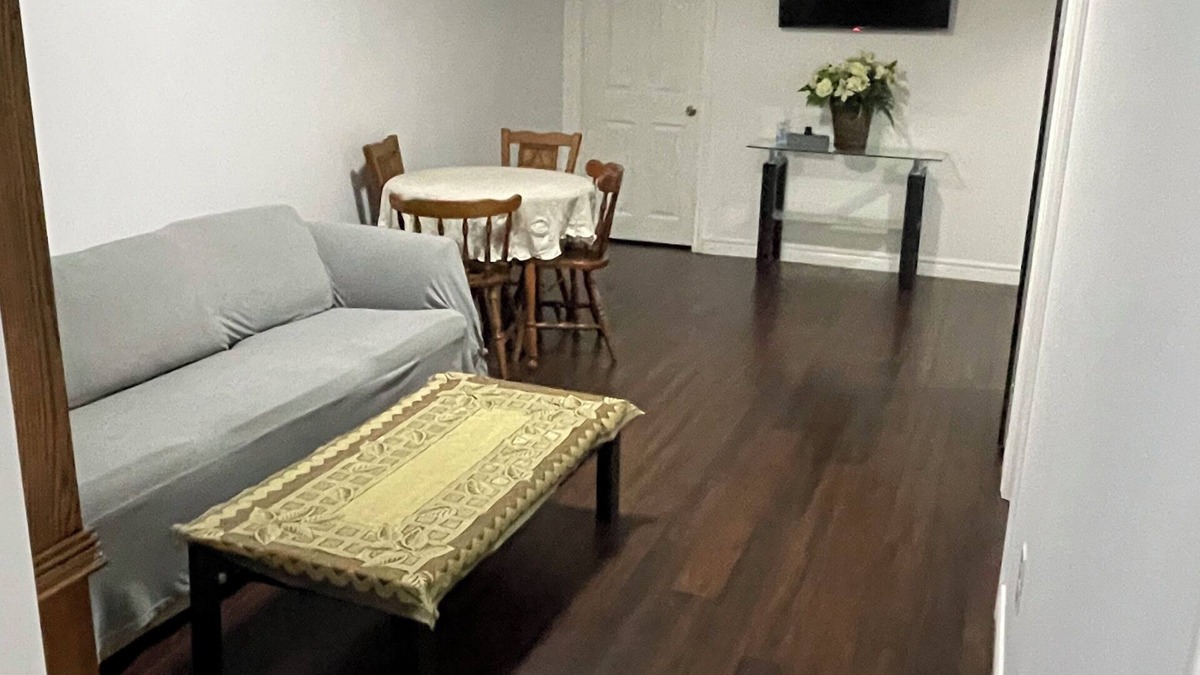 London House | Cozy 2 bedroom Basement Apartment with Modern Amenities