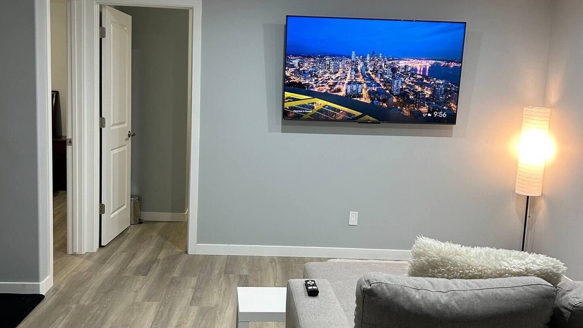 Regina House | Cozy 2-Bedroom Basement Haven King and Queen beds. STA License No. STA23-00257