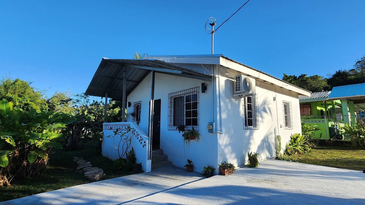 San Ignacio House | Cozy 2-bedroom bungalow in the outskirts of San Ignacio with WiFi, AC