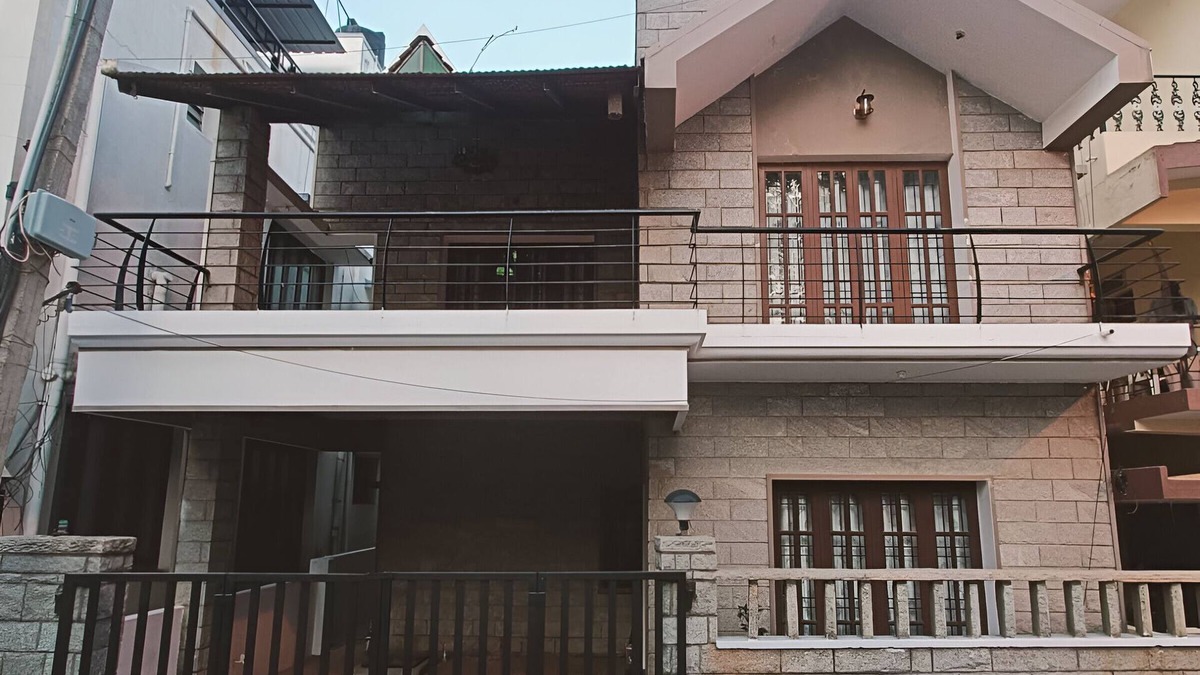 Hebbal House | Cozy 2-bedroom bungalow in Bengaluru-Hebbal with Wi-Fi, AC, Balcony and Parking