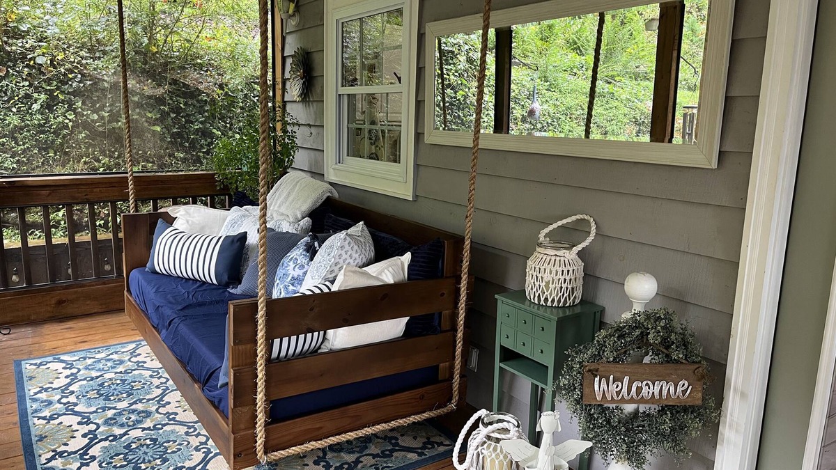 Clayton House | Cozy 2-bedroom Bungalow 5 minutes from Downtown