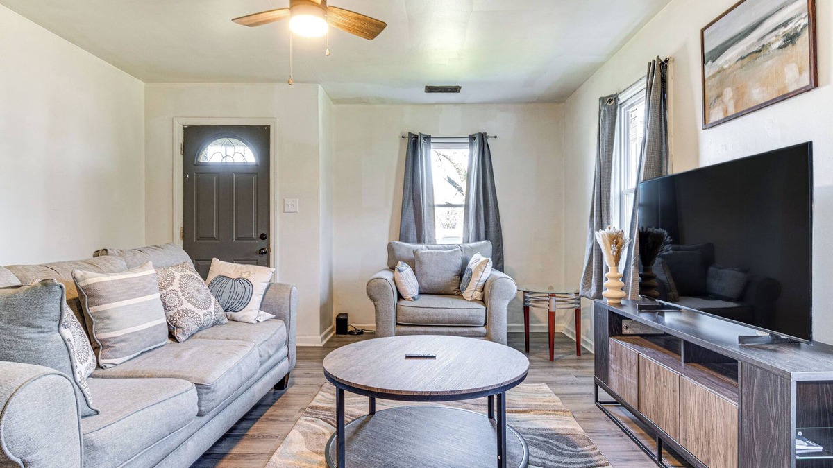 Muncie House | Cozy 2-bedroom bungalow with WiFi and AC in delightful Muncie