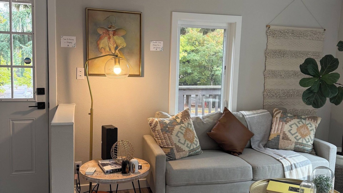 Tukwila House | Cozy 2 bedroom bungalow house in Tukwila close to airport, minutes from Seattle!