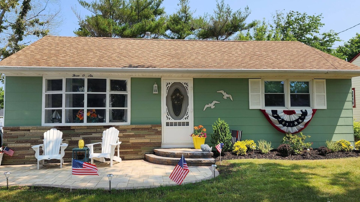 North Cape May Cottage | Cozy 2 Bedroom Cottage Close to Bay Beach