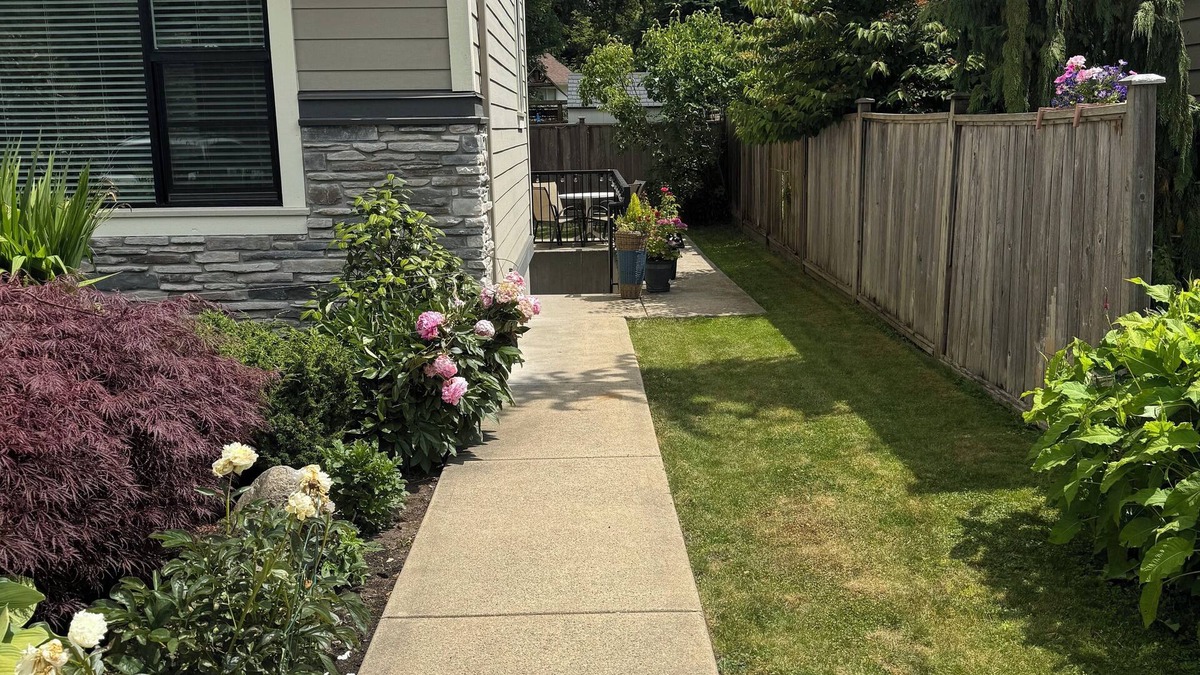 Lynn Valley House | Cozy 2 bedroom basement suite in North Vancouver