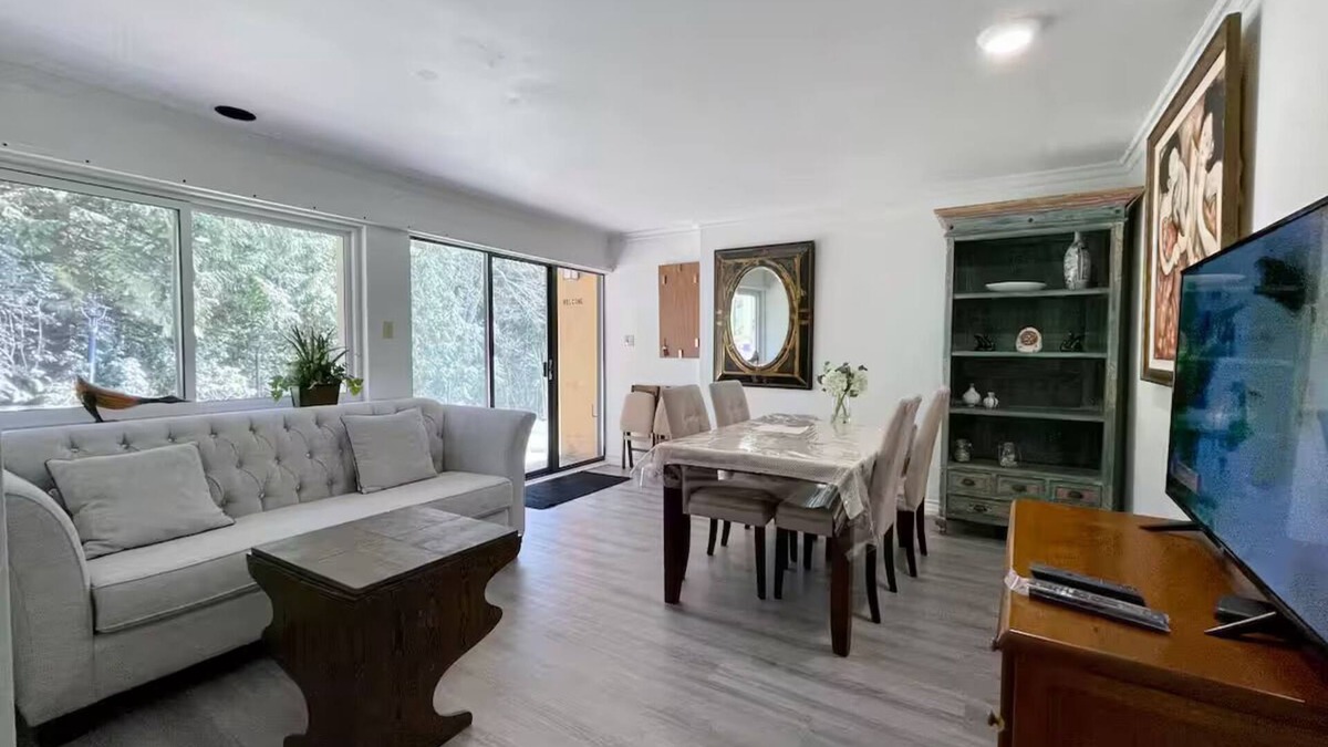 West Vancouver House | Cozy 2-Bedroom Suite in Prestigious West Vancouver