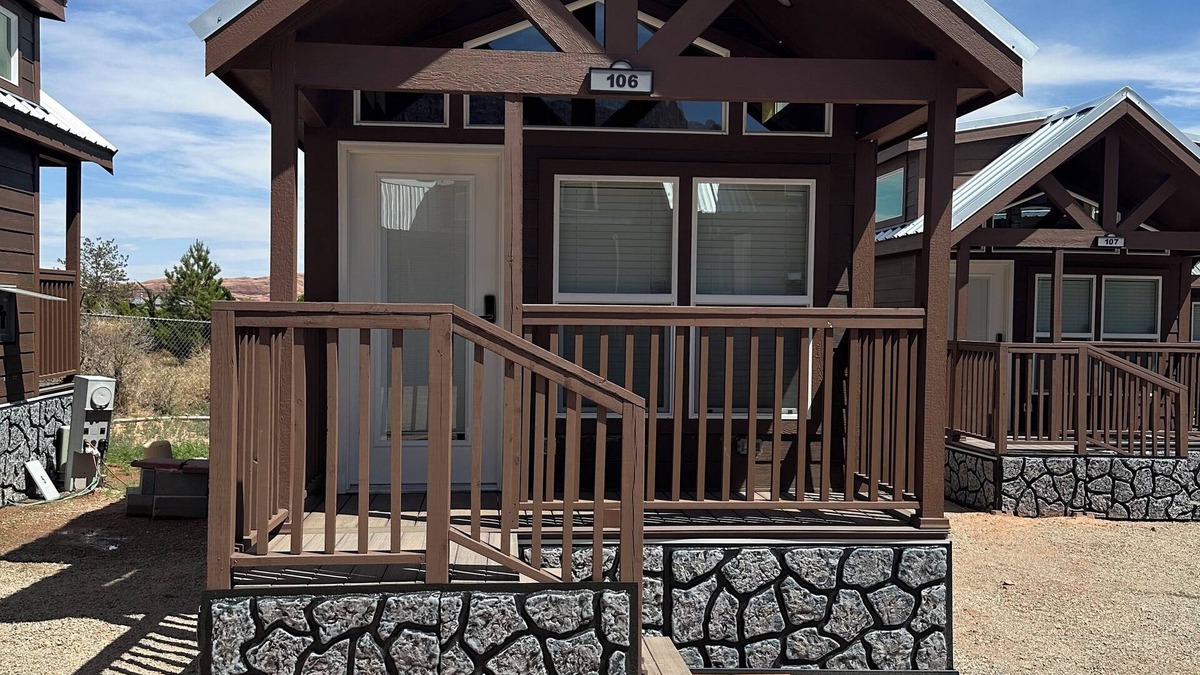 Moab South Valley Cabin | Cozy 2-bedroom cabin #106 in awesome Moab with AC, Wi-Fi
