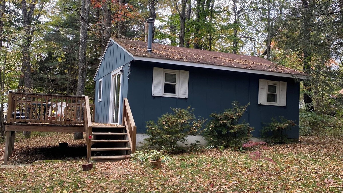 Sherwood Forest Cabin | Cozy 2-bedroom cabin in charming Becket with WiFi, AC