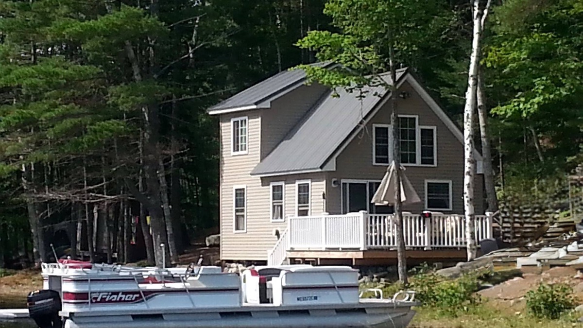 Eddington Cottage | Cozy 2-bedroom cabin in tranquil Clifton with WiFi Sleeps 5+ Kayaks for use