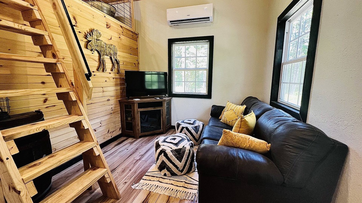 Houston Cabin | Cozy 2 bedroom cabin nestled in the pines