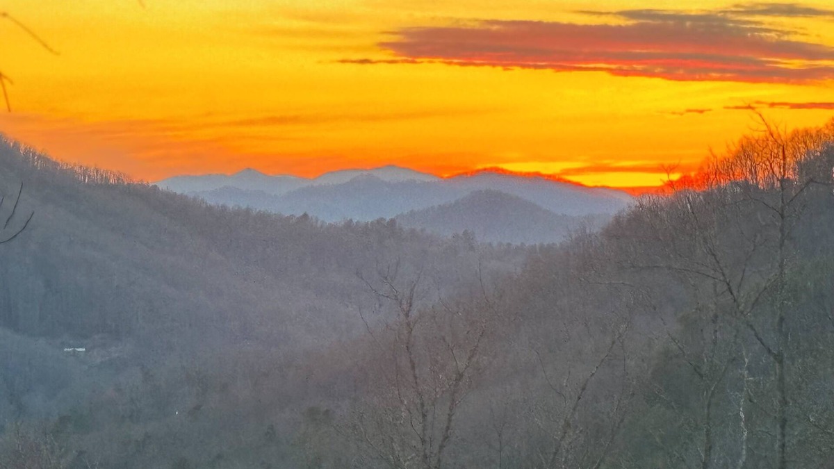 Bryson City Cabin | Cozy 2-bedroom cabin w/Mountain Views!