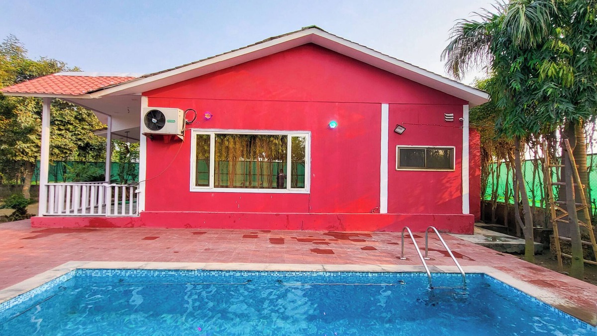 Sikandarabad Ski Chalet | Cozy 2-bedroom Chalet with Lawn and Pool in Marvelous Greater Noida with WiFi,AC