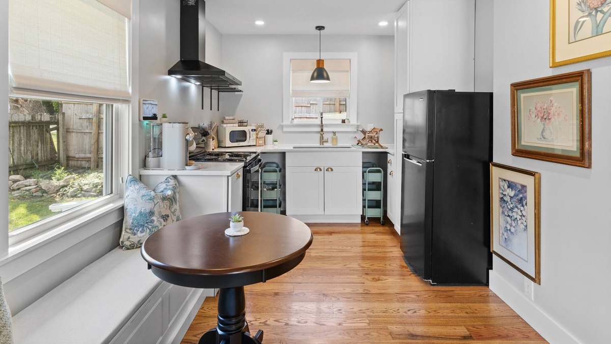 Hadley - Washington House | Cozy 2 Bedroom Close to Downtown