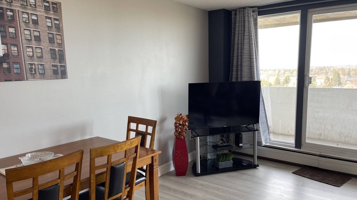Red Deer Condo | Cozy 2-bedroom condo in Red Deer with WiFi - Swimming Pool/Fitness Room/Elevator
