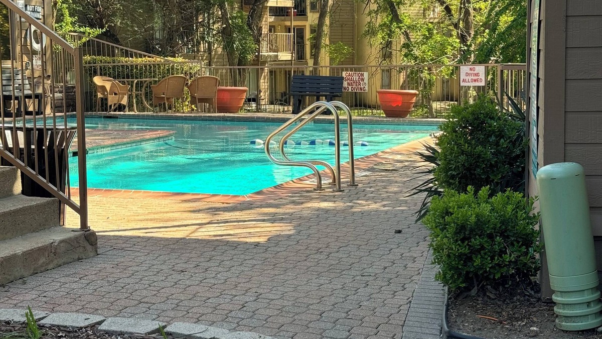 Vickery Meadow Condo | Cozy 2-bedroom condo in terrific Dallas with AC, WiFi etc.