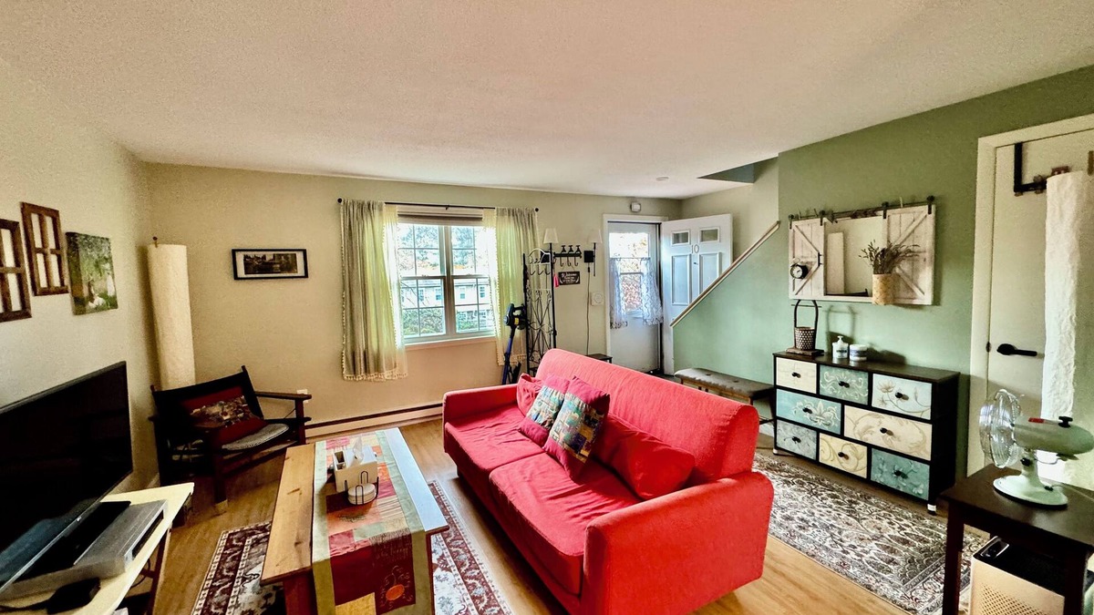 South Amherst Condo | Cozy 2-bedroom condo near town of Amherst, UMASS, Amherst and Hampshire College