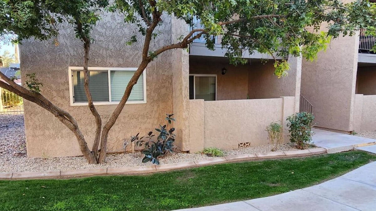 Camelback East Condo | Cozy 2-bedroom condo with AC, pool, hot tub and fitness room in Phoenix