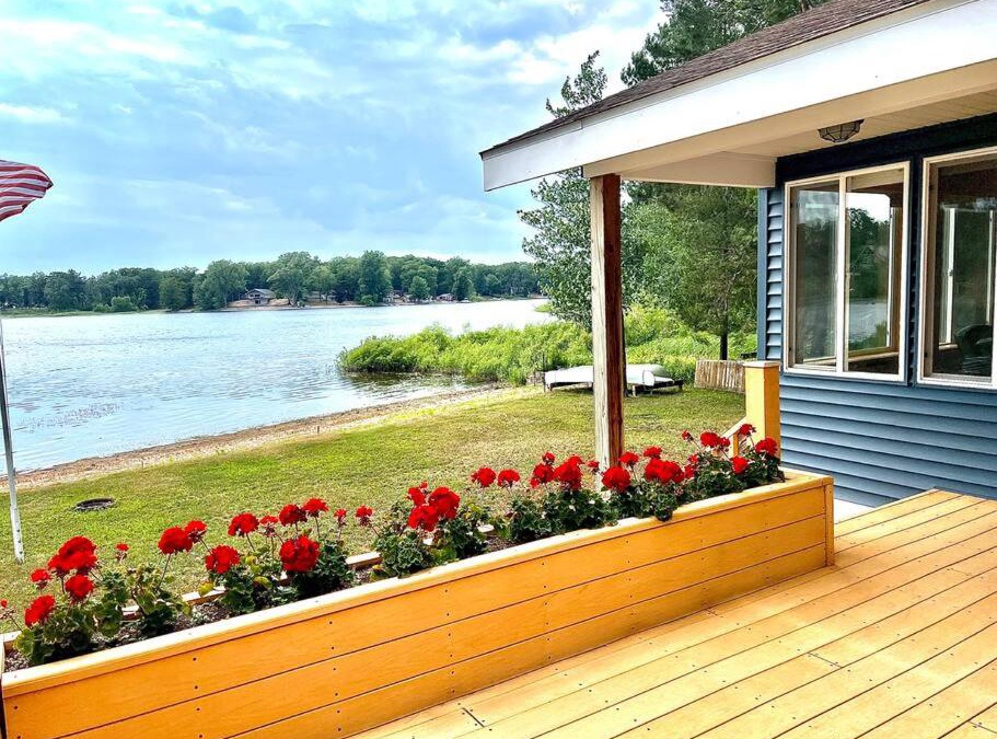 Branch House | Cozy 2 bedroom cottage, lakefront private beach