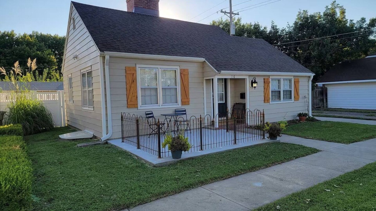 Grand Island Cottage | Cozy 2-bedroom cottage in charming Grand Island with WiFi, AC