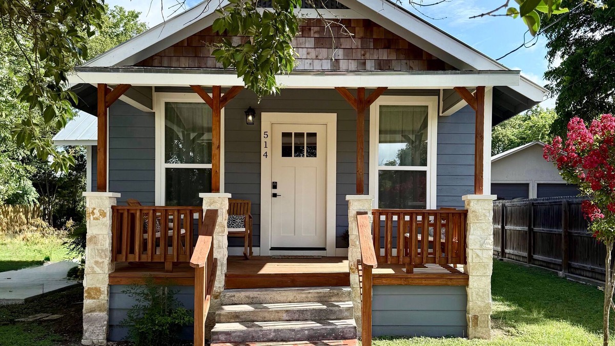 Boerne House | Cozy 2-bedroom cottage, just a few blocks to downtown Boerne!