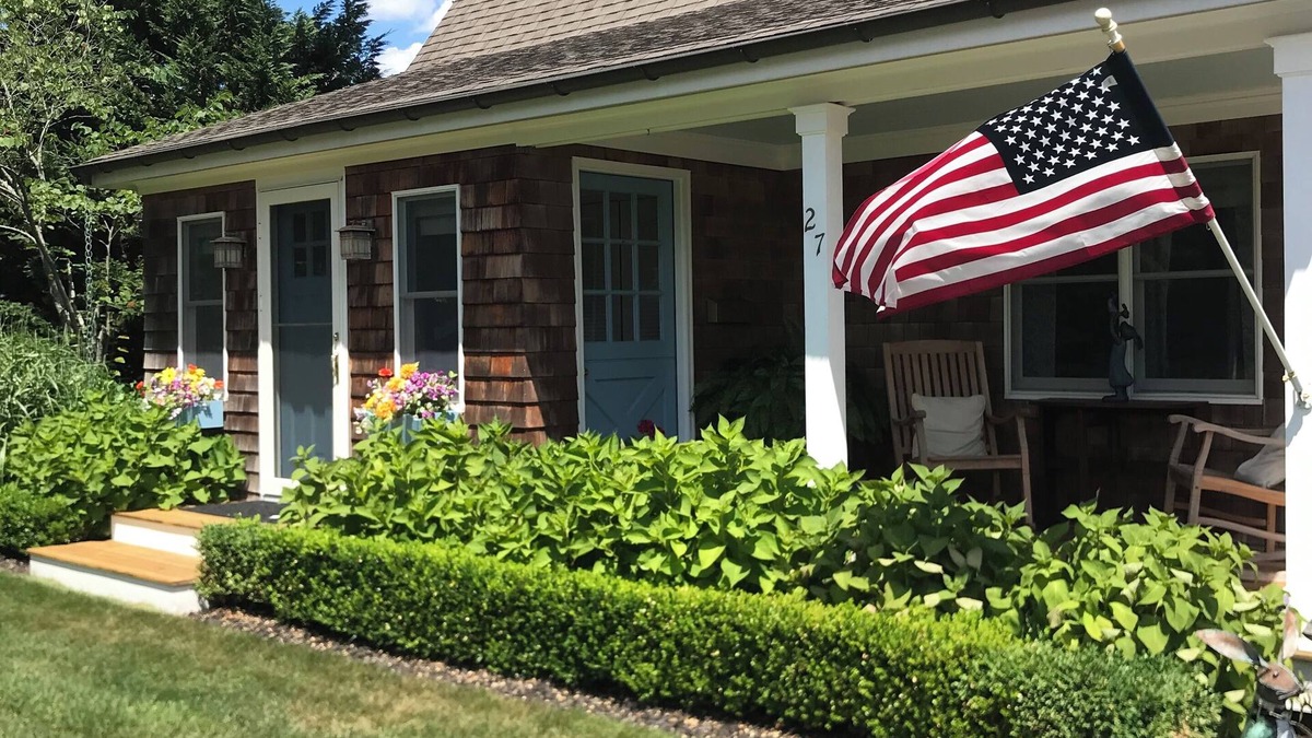 Bellport House | Cozy 2 bedroom Cottage. Steps to Restaurants, Shops and Fire Island Ferry