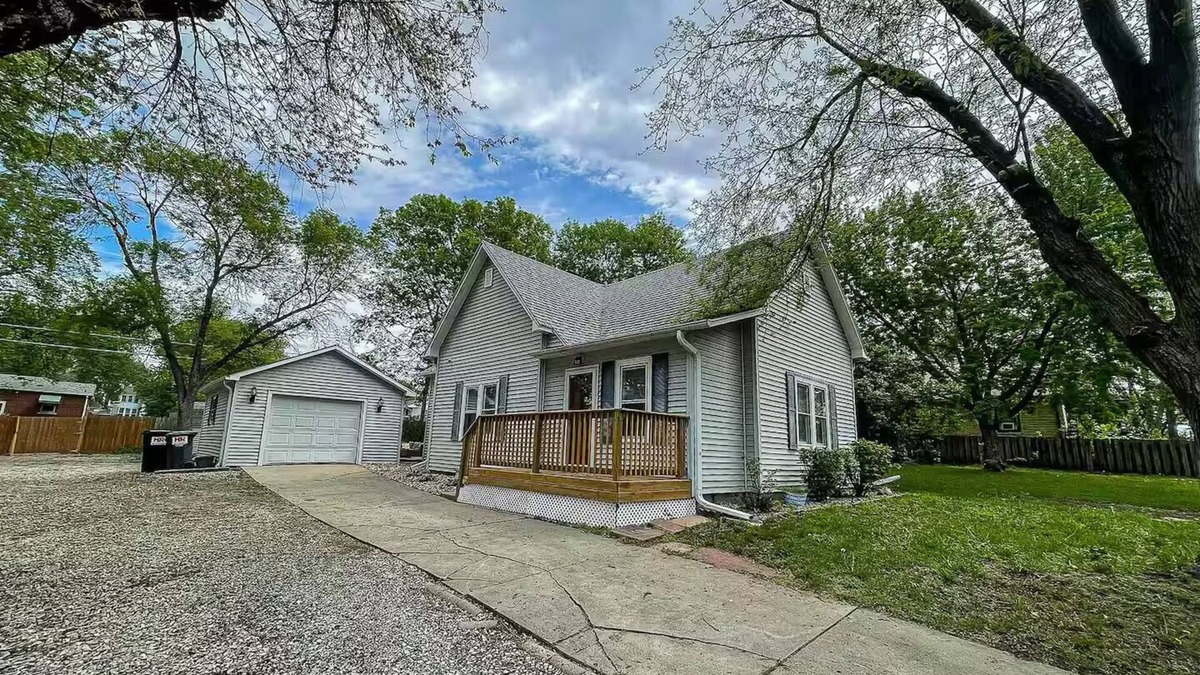 Lincoln Cottage | Cozy 2 bedroom cottage, near Stadium.
