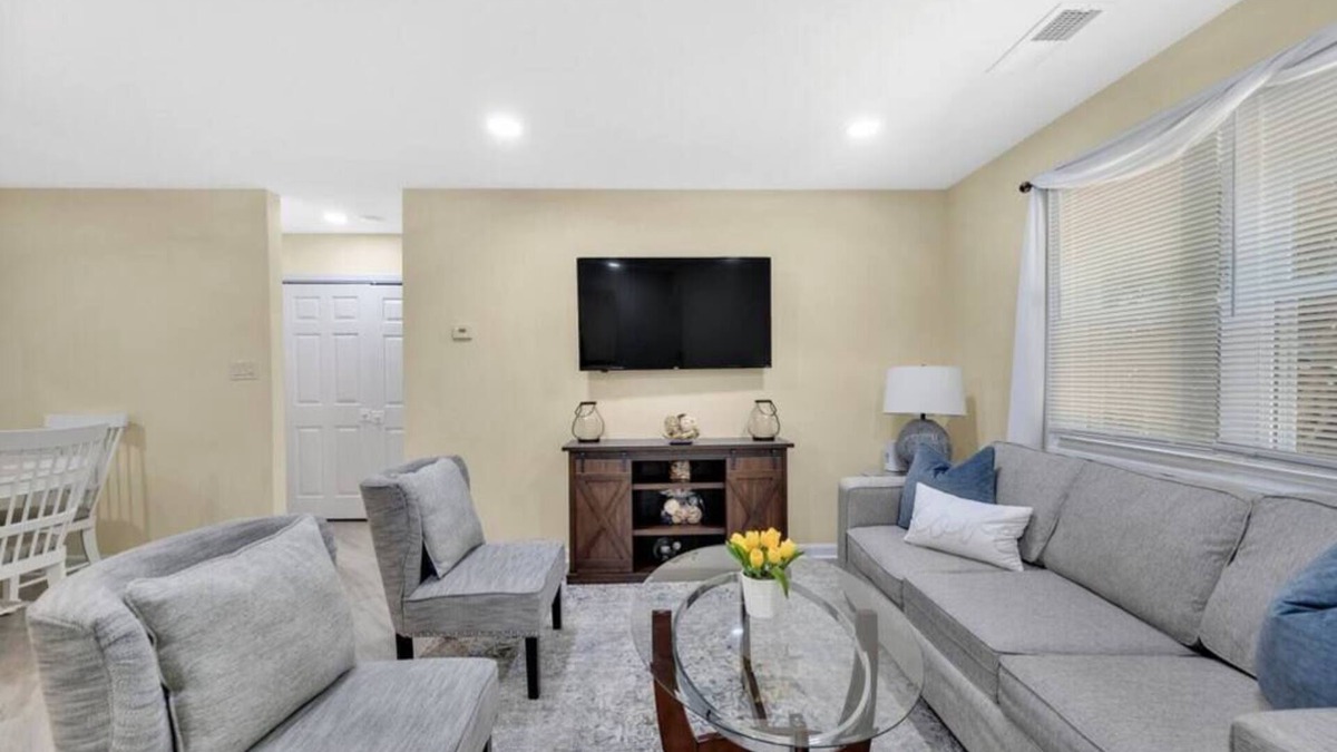 Charlotte House | Cozy 2 Bedroom Duplex w/Jacuzzi