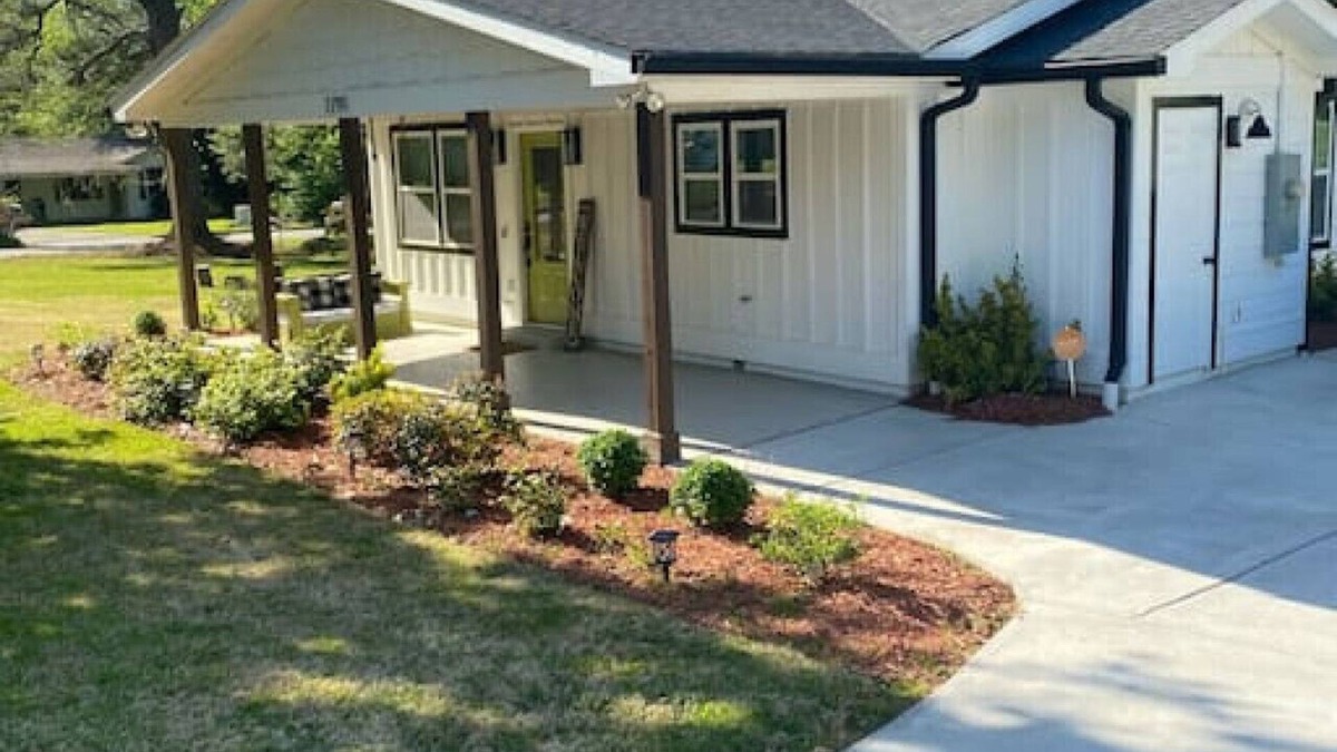 Smyrna House | Cozy 2-bedroom Farmhouse with parking on premise