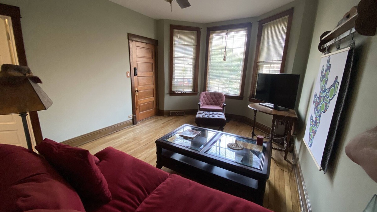South Chicago Apartment | Cozy 2- bedroom – great kitchen – in a Lakefront Neighborhood